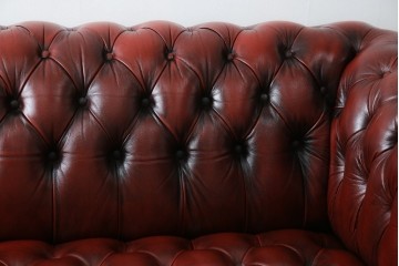 中古　美品　本革　Re-L(リエル)　クラシカルなお部屋の主役になるチェスターフィールドソファ　3人掛けソファ　(R-084436)