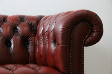 中古　美品　本革　Re-L(リエル)　クラシカルなお部屋の主役になるチェスターフィールドソファ　3人掛けソファ　(R-084436)