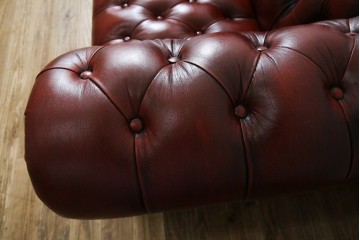 中古　美品　本革　Re-L(リエル)　クラシカルなお部屋の主役になるチェスターフィールドソファ　3人掛けソファ　(R-084436)