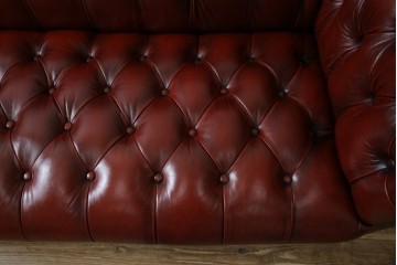 中古　美品　本革　Re-L(リエル)　クラシカルなお部屋の主役になるチェスターフィールドソファ　3人掛けソファ　(R-084436)