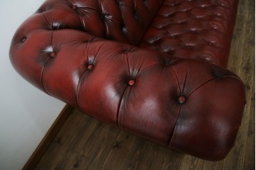 中古　美品　本革　Re-L(リエル)　クラシカルなお部屋の主役になるチェスターフィールドソファ　3人掛けソファ　(R-084436)