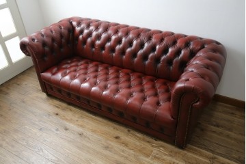 中古　美品　本革　Re-L(リエル)　クラシカルなお部屋の主役になるチェスターフィールドソファ　3人掛けソファ　(R-084436)