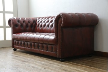 中古　美品　本革　Re-L(リエル)　クラシカルなお部屋の主役になるチェスターフィールドソファ　3人掛けソファ　(R-084436)