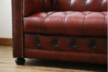 中古　美品　本革　Re-L(リエル)　クラシカルなお部屋の主役になるチェスターフィールドソファ　3人掛けソファ　(R-084436)