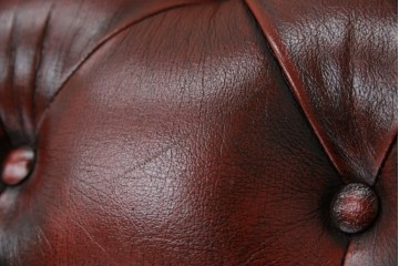 中古　美品　本革　Re-L(リエル)　クラシカルなお部屋の主役になるチェスターフィールドソファ　3人掛けソファ　(R-084436)