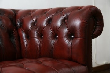 中古　美品　本革　Re-L(リエル)　クラシカルなお部屋の主役になるチェスターフィールドソファ　3人掛けソファ　(R-084436)