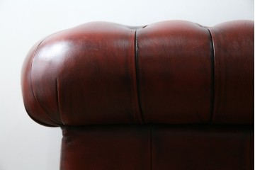 中古　美品　本革　Re-L(リエル)　クラシカルなお部屋の主役になるチェスターフィールドソファ　3人掛けソファ　(R-084436)