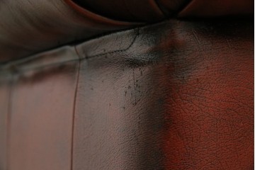 中古　美品　本革　Re-L(リエル)　クラシカルなお部屋の主役になるチェスターフィールドソファ　3人掛けソファ　(R-084436)