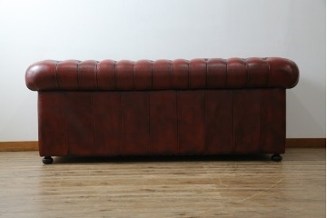 中古　美品　本革　Re-L(リエル)　クラシカルなお部屋の主役になるチェスターフィールドソファ　3人掛けソファ　(R-084436)
