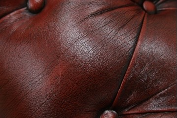 中古　美品　本革　Re-L(リエル)　クラシカルなお部屋の主役になるチェスターフィールドソファ　3人掛けソファ　(R-084436)