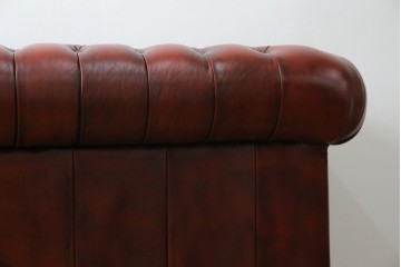 中古　美品　本革　Re-L(リエル)　クラシカルなお部屋の主役になるチェスターフィールドソファ　3人掛けソファ　(R-084436)