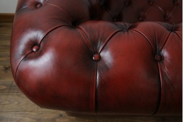 中古　美品　本革　Re-L(リエル)　クラシカルなお部屋の主役になるチェスターフィールドソファ　3人掛けソファ　(R-084436)