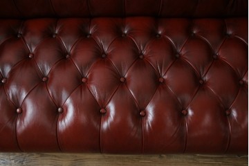 中古　美品　本革　Re-L(リエル)　クラシカルなお部屋の主役になるチェスターフィールドソファ　3人掛けソファ　(R-084436)