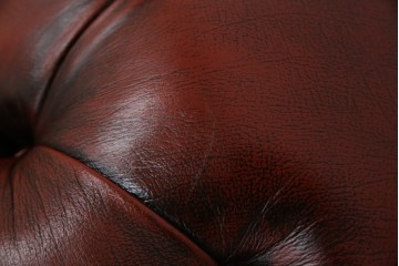 中古　美品　本革　Re-L(リエル)　クラシカルなお部屋の主役になるチェスターフィールドソファ　3人掛けソファ　(R-084436)