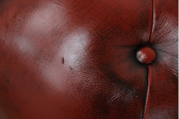 中古　美品　本革　Re-L(リエル)　クラシカルなお部屋の主役になるチェスターフィールドソファ　3人掛けソファ　(R-084436)