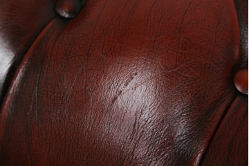 中古　美品　本革　Re-L(リエル)　クラシカルなお部屋の主役になるチェスターフィールドソファ　3人掛けソファ　(R-084436)