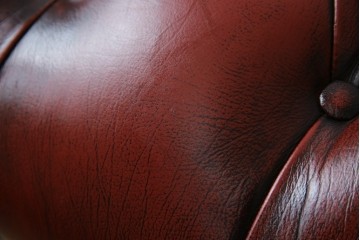 中古　美品　本革　Re-L(リエル)　クラシカルなお部屋の主役になるチェスターフィールドソファ　3人掛けソファ　(R-084436)