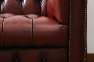 中古　美品　本革　Re-L(リエル)　クラシカルなお部屋の主役になるチェスターフィールドソファ　3人掛けソファ　(R-084436)