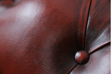 中古　美品　本革　Re-L(リエル)　クラシカルなお部屋の主役になるチェスターフィールドソファ　3人掛けソファ　(R-084436)