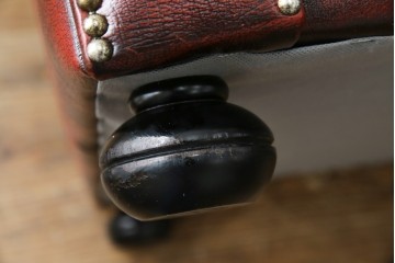 中古　美品　本革　Re-L(リエル)　クラシカルなお部屋の主役になるチェスターフィールドソファ　3人掛けソファ　(R-084436)