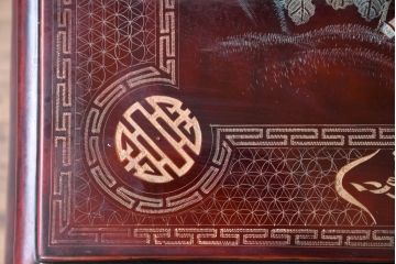中古　美品!!　ベトナム民芸家具　工芸品　見ごたえのある精彩な細工が目を引くガラス天板の座卓(ローテーブル、センターテーブル、リビングテーブル)(R-084437)
