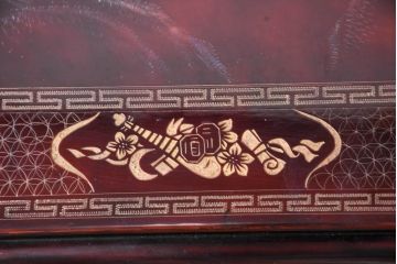 中古　美品!!　ベトナム民芸家具　工芸品　見ごたえのある精彩な細工が目を引くガラス天板の座卓(ローテーブル、センターテーブル、リビングテーブル)(R-084437)