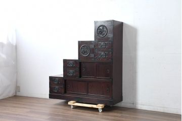 中古　美品　民芸家具　欅(ケヤキ)材　力強い杢目と立派な金具が存在感を高める階段箪笥(民芸箪笥、和箪笥、整理たんす、収納タンス、引き出し)(R-084438)