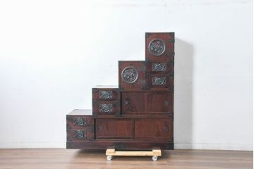 中古　美品　民芸家具　欅(ケヤキ)材　力強い杢目と立派な金具が存在感を高める階段箪笥(民芸箪笥、和箪笥、整理たんす、収納タンス、引き出し)(R-084438)