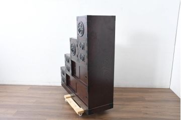 中古　美品　民芸家具　欅(ケヤキ)材　力強い杢目と立派な金具が存在感を高める階段箪笥(民芸箪笥、和箪笥、整理たんす、収納タンス、引き出し)(R-084438)
