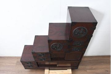 中古　美品　民芸家具　欅(ケヤキ)材　力強い杢目と立派な金具が存在感を高める階段箪笥(民芸箪笥、和箪笥、整理たんす、収納タンス、引き出し)(R-084438)