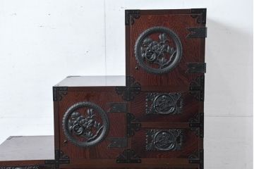 中古　美品　民芸家具　欅(ケヤキ)材　力強い杢目と立派な金具が存在感を高める階段箪笥(民芸箪笥、和箪笥、整理たんす、収納タンス、引き出し)(R-084438)