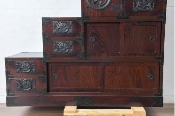 中古　美品　民芸家具　欅(ケヤキ)材　力強い杢目と立派な金具が存在感を高める階段箪笥(民芸箪笥、和箪笥、整理たんす、収納タンス、引き出し)(R-084438)