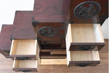 中古　美品　民芸家具　欅(ケヤキ)材　力強い杢目と立派な金具が存在感を高める階段箪笥(民芸箪笥、和箪笥、整理たんす、収納タンス、引き出し)(R-084438)