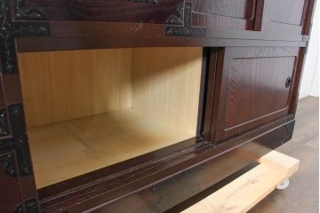 中古　美品　民芸家具　欅(ケヤキ)材　力強い杢目と立派な金具が存在感を高める階段箪笥(民芸箪笥、和箪笥、整理たんす、収納タンス、引き出し)(R-084438)