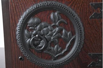中古　美品　民芸家具　欅(ケヤキ)材　力強い杢目と立派な金具が存在感を高める階段箪笥(民芸箪笥、和箪笥、整理たんす、収納タンス、引き出し)(R-084438)
