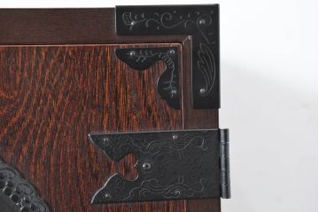 中古　美品　民芸家具　欅(ケヤキ)材　力強い杢目と立派な金具が存在感を高める階段箪笥(民芸箪笥、和箪笥、整理たんす、収納タンス、引き出し)(R-084438)