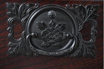中古　美品　民芸家具　欅(ケヤキ)材　力強い杢目と立派な金具が存在感を高める階段箪笥(民芸箪笥、和箪笥、整理たんす、収納タンス、引き出し)(R-084438)