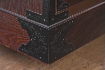 中古　美品　民芸家具　欅(ケヤキ)材　力強い杢目と立派な金具が存在感を高める階段箪笥(民芸箪笥、和箪笥、整理たんす、収納タンス、引き出し)(R-084438)