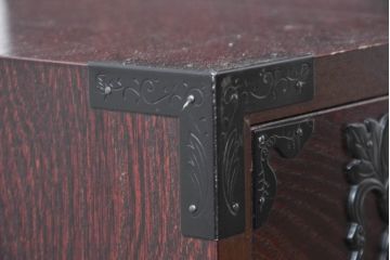 中古　美品　民芸家具　欅(ケヤキ)材　力強い杢目と立派な金具が存在感を高める階段箪笥(民芸箪笥、和箪笥、整理たんす、収納タンス、引き出し)(R-084438)