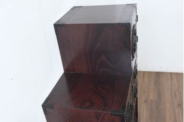 中古　美品　民芸家具　欅(ケヤキ)材　力強い杢目と立派な金具が存在感を高める階段箪笥(民芸箪笥、和箪笥、整理たんす、収納タンス、引き出し)(R-084438)