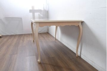 中古　美品　LYNN・HOLLYN(リン・ホーリン)　アンティーク調の可愛らしいデザインがおしゃれなダイニングテーブル(4人掛け、6人掛け、食卓、作業台、机)(R-084440)