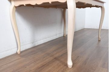 中古　美品　LYNN・HOLLYN(リン・ホーリン)　アンティーク調の可愛らしいデザインがおしゃれなダイニングテーブル(4人掛け、6人掛け、食卓、作業台、机)(R-084440)