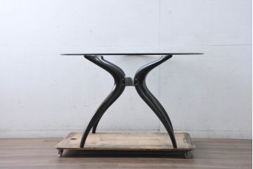 中古　美品　イタリア製　ポラダ(porada)　芸術品のような独特のデザインが魅力のダイニングテーブル(ガラステーブル、ラウンドテーブル、2人掛け、4人掛け)(定価約46万円)(R-084441)