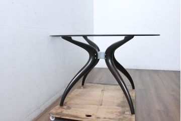 中古　美品　イタリア製　ポラダ(porada)　芸術品のような独特のデザインが魅力のダイニングテーブル(ガラステーブル、ラウンドテーブル、2人掛け、4人掛け)(定価約46万円)(R-084441)