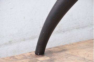 中古　美品　イタリア製　ポラダ(porada)　芸術品のような独特のデザインが魅力のダイニングテーブル(ガラステーブル、ラウンドテーブル、2人掛け、4人掛け)(定価約46万円)(R-084441)
