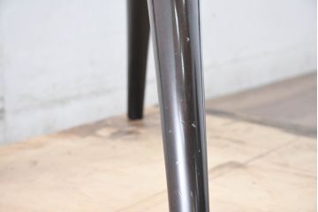 中古　美品　イタリア製　ポラダ(porada)　芸術品のような独特のデザインが魅力のダイニングテーブル(ガラステーブル、ラウンドテーブル、2人掛け、4人掛け)(定価約46万円)(R-084441)