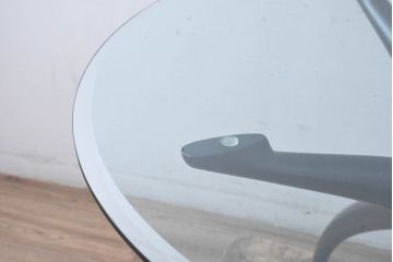 中古　美品　イタリア製　ポラダ(porada)　芸術品のような独特のデザインが魅力のダイニングテーブル(ガラステーブル、ラウンドテーブル、2人掛け、4人掛け)(定価約46万円)(R-084441)