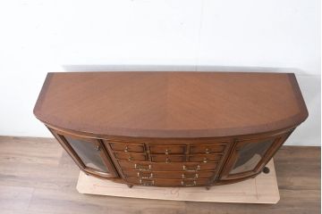 中古　超美品　maruni(マルニ木工)　ブリタニアシリーズ　135　英国クラシックの気品漂う収納力抜群のサイドボード(キュリオケース、戸棚、収納棚)(定価約108万円)(R-084443)