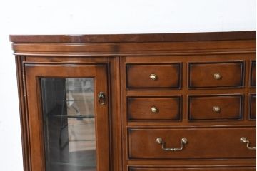 中古　超美品　maruni(マルニ木工)　ブリタニアシリーズ　135　英国クラシックの気品漂う収納力抜群のサイドボード(キュリオケース、戸棚、収納棚)(定価約108万円)(R-084443)