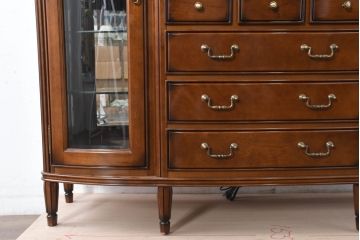 中古　超美品　maruni(マルニ木工)　ブリタニアシリーズ　135　英国クラシックの気品漂う収納力抜群のサイドボード(キュリオケース、戸棚、収納棚)(定価約108万円)(R-084443)